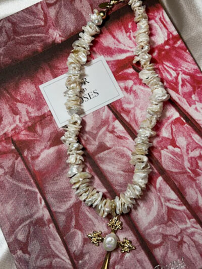 Collar perla keshi con dije cruz